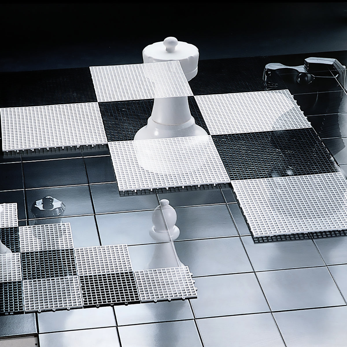 Comparison of the giant chess set and the mini giant chess set